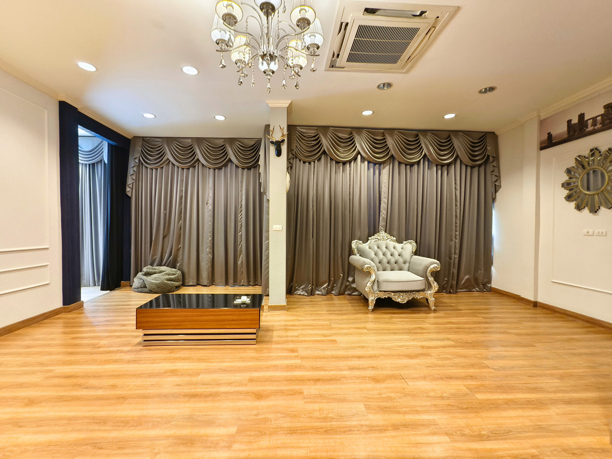 For RentHousePattanakan, Srinakarin : Rent: Detached House, Pattanakarn 50, with Solar Panels, No Maintenance Fees, Newly Renovated, 100 sq.wah, South Facing, 3 Bedrooms, 4 Bathrooms, Maid's Room, Built to Maximize Land Area.