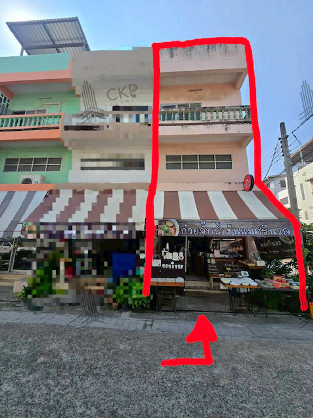 For SaleShop HouseLadkrabang, Suwannaphum Airport : Commercial building for sale in Chatnakorn Village, Prawet area, near Chalerm Phrakiat R.9 Road. Just steps from Prawet District Office. Surrounded by residential areas, schools, and markets. Convenient transportation with easy access to On Nut – Lat Krab