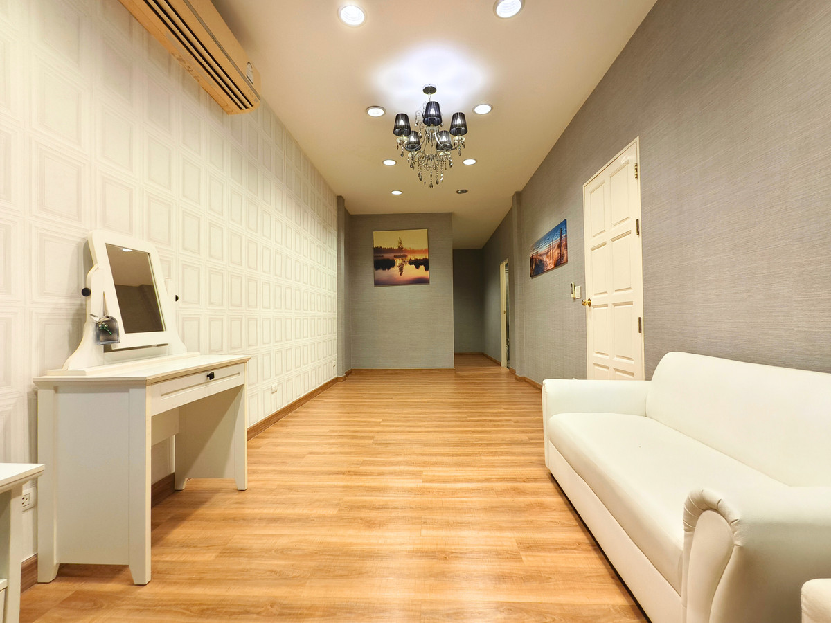 For RentHousePattanakan, Srinakarin : Rent: Detached House, Pattanakarn 50, with Solar Panels, No Maintenance Fees, Newly Renovated, 100 sq.wah, South Facing, 3 Bedrooms, 4 Bathrooms, Maid's Room, Built to Maximize Land Area.