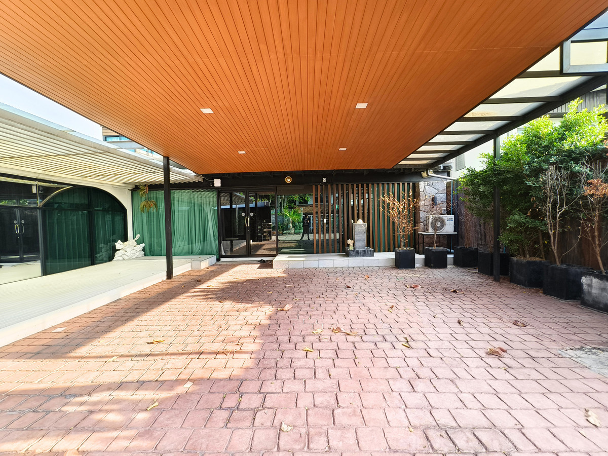 For RentHousePattanakan, Srinakarin : Rent: Detached House, Pattanakarn 50, with Solar Panels, No Maintenance Fees, Newly Renovated, 100 sq.wah, South Facing, 3 Bedrooms, 4 Bathrooms, Maid's Room, Built to Maximize Land Area.