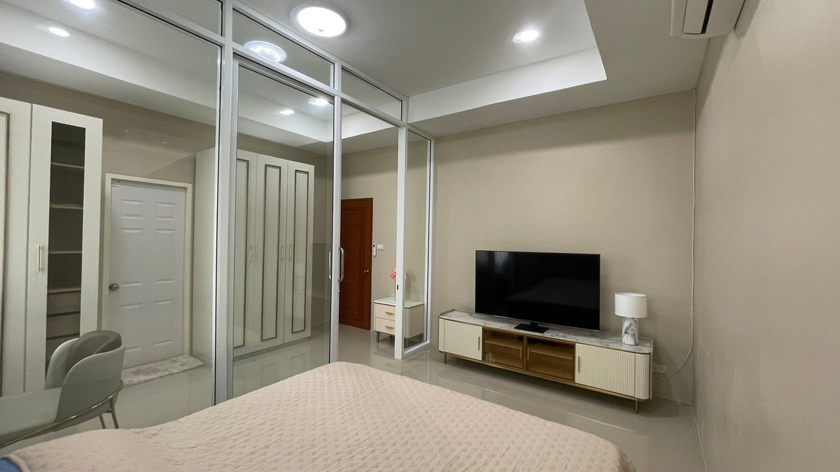 HouseNawamin, Ramindra : For sale - Rent a luxury house, 4 bedrooms, location near Sai Mai District Office. Condition is ready to move in. Got 1 rai of land with both a swimming pool and a private garden.