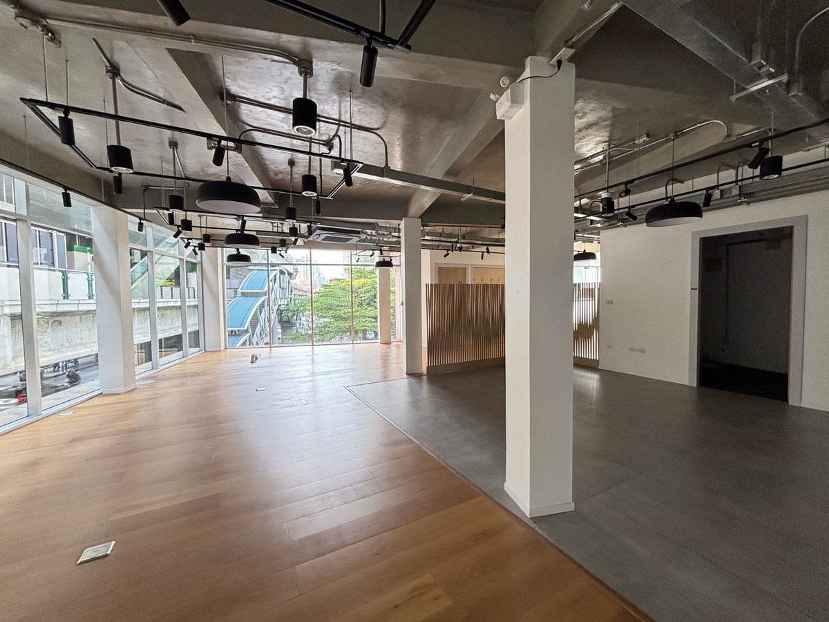 For RentShowroomOnnut, Udomsuk : 🚆 Commercial Space for Rent – Directly Connected to BTS Phra Khanong (0 meters!):200sqm :130,000THB/month