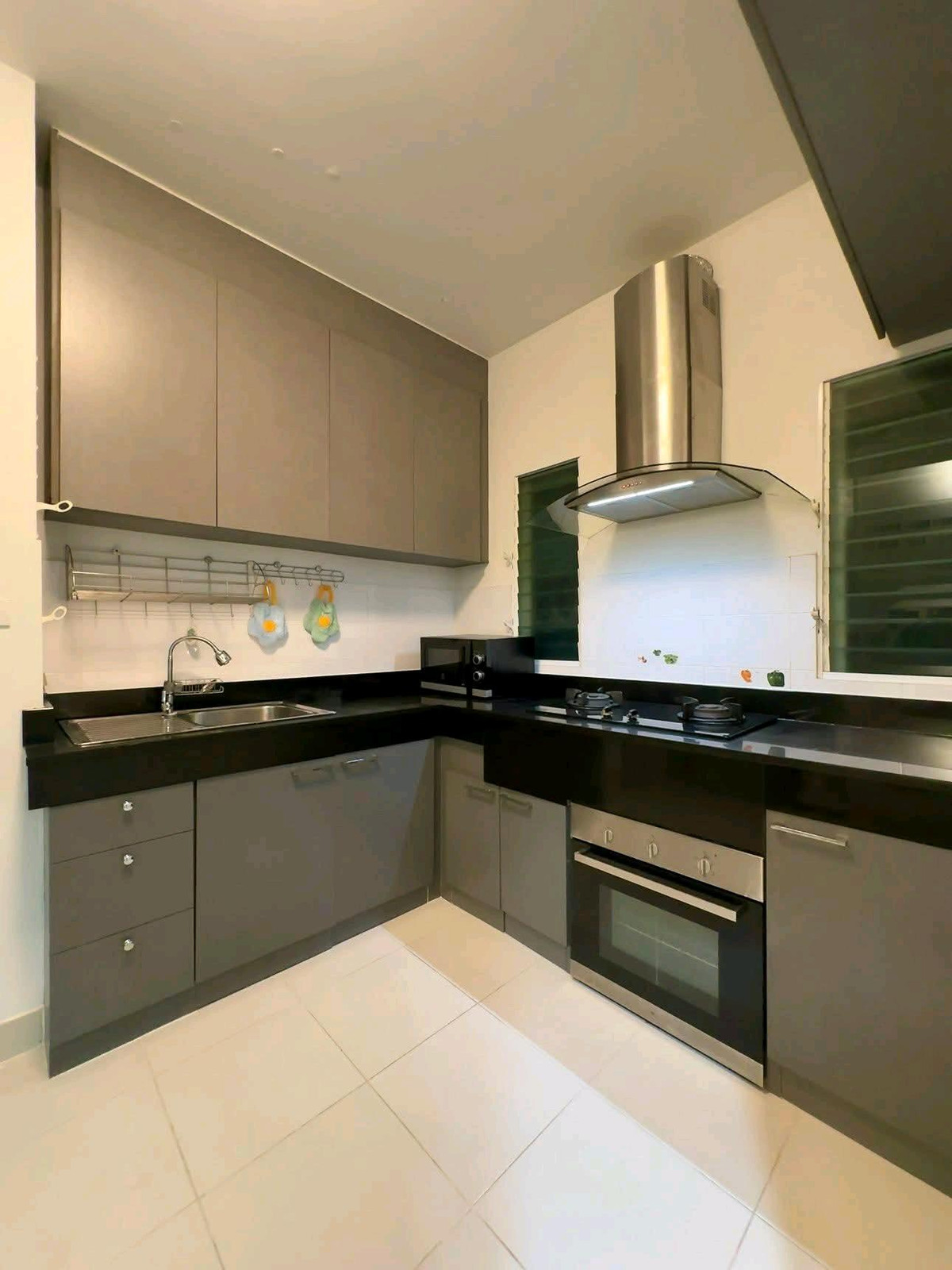 ให้เช่าบ้านสมุทรปราการ สำโรง : ✨ หน้าบ้านวิวสวน บรรยากาศร่มรื่น ใกล้โรงพยาบาลเปาโล 🚩 เดินทางสะดวก ใกล้ถนนใหญ่ และรถไฟฟ้า
บ้านว่างพร้อมเข้าอยู่วันที่ 1 เมษายน 2569