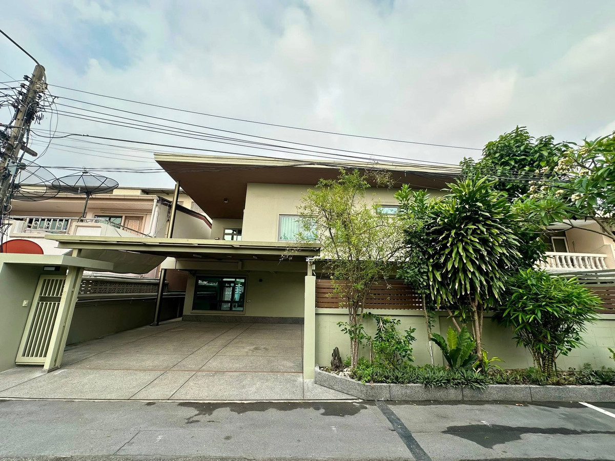 For RentHouseSukhumvit, Asoke, Thonglor : 2-story detached house for rent, completely renovated. Sukhumvit Road 71 5 air conditioners, some furniture There are 3 bedrooms, 3 bathrooms, 1 maids room, and a separate bathroom. Rental price 80,000 baht