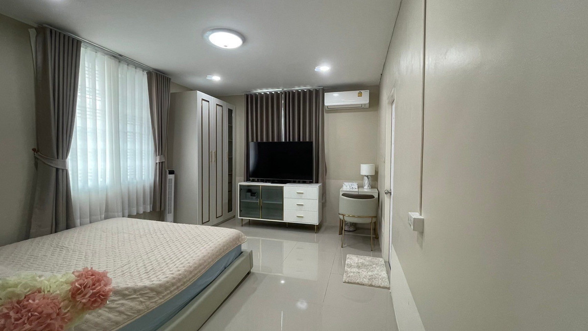 HouseNawamin, Ramindra : For sale - Rent a luxury house, 4 bedrooms, location near Sai Mai District Office. Condition is ready to move in. Got 1 rai of land with both a swimming pool and a private garden.