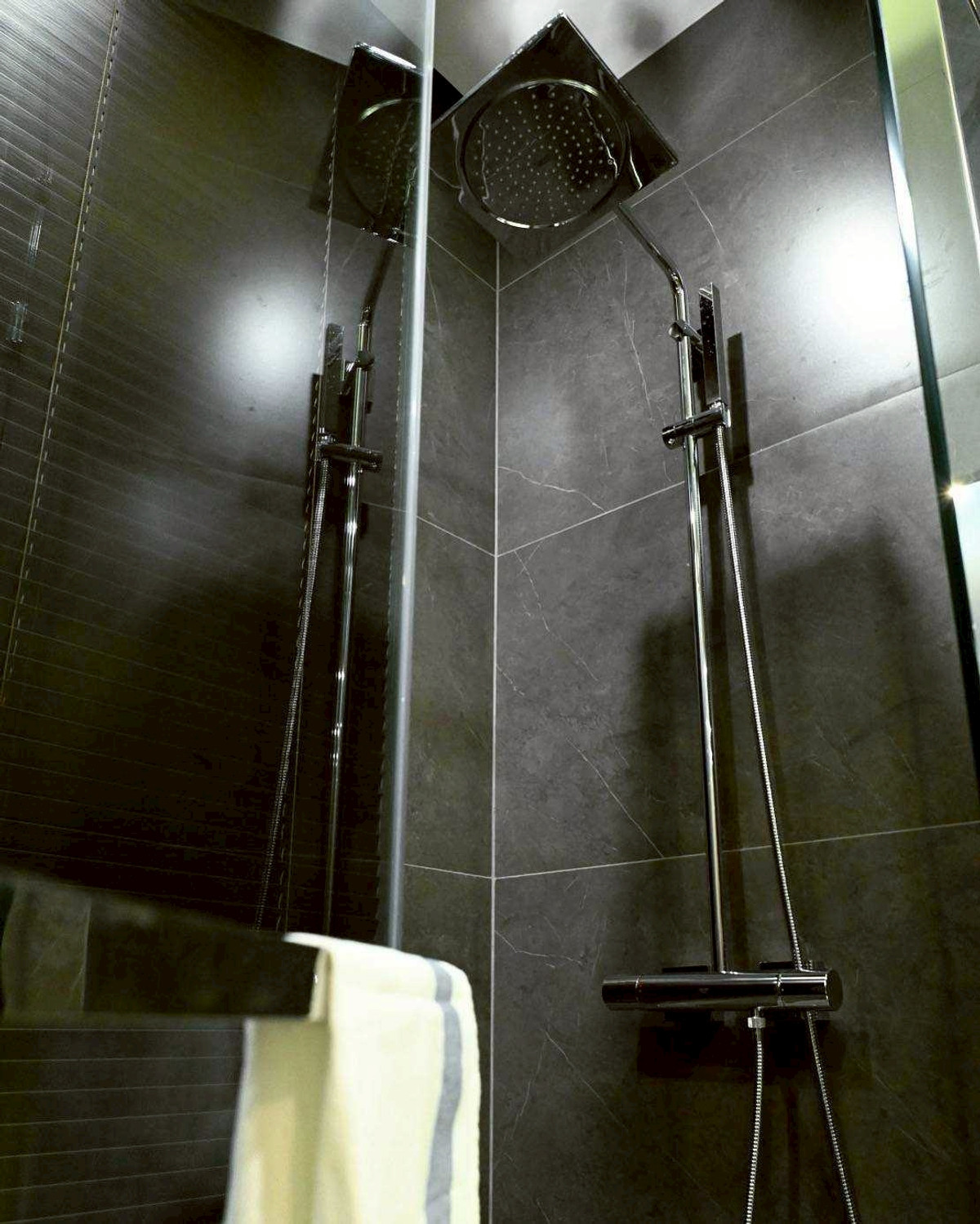 For RentCondoRama9, Petchburi, RCA : The Esse at Singha complex, large type room, middle floor, unblocked view, quiet room, urgent viewing appointment, call 063-384-4228