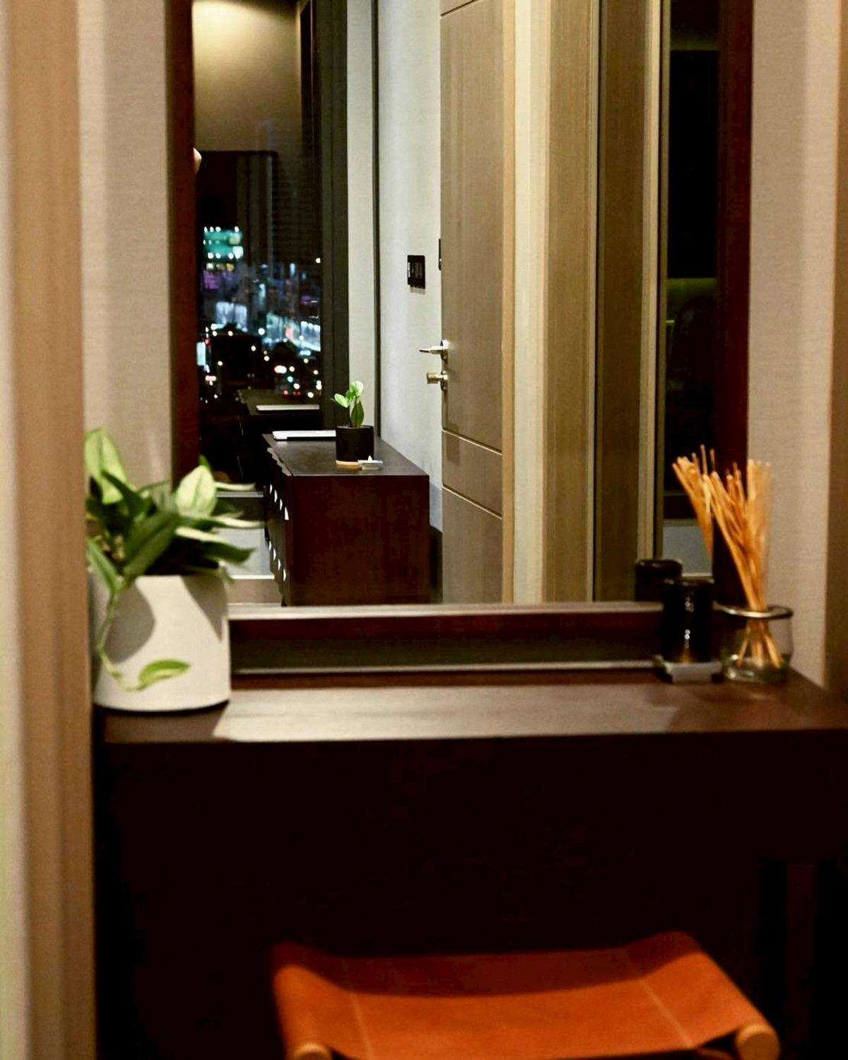 For RentCondoRama9, Petchburi, RCA : The Esse at Singha complex, large type room, middle floor, unblocked view, quiet room, urgent viewing appointment, call 063-384-4228