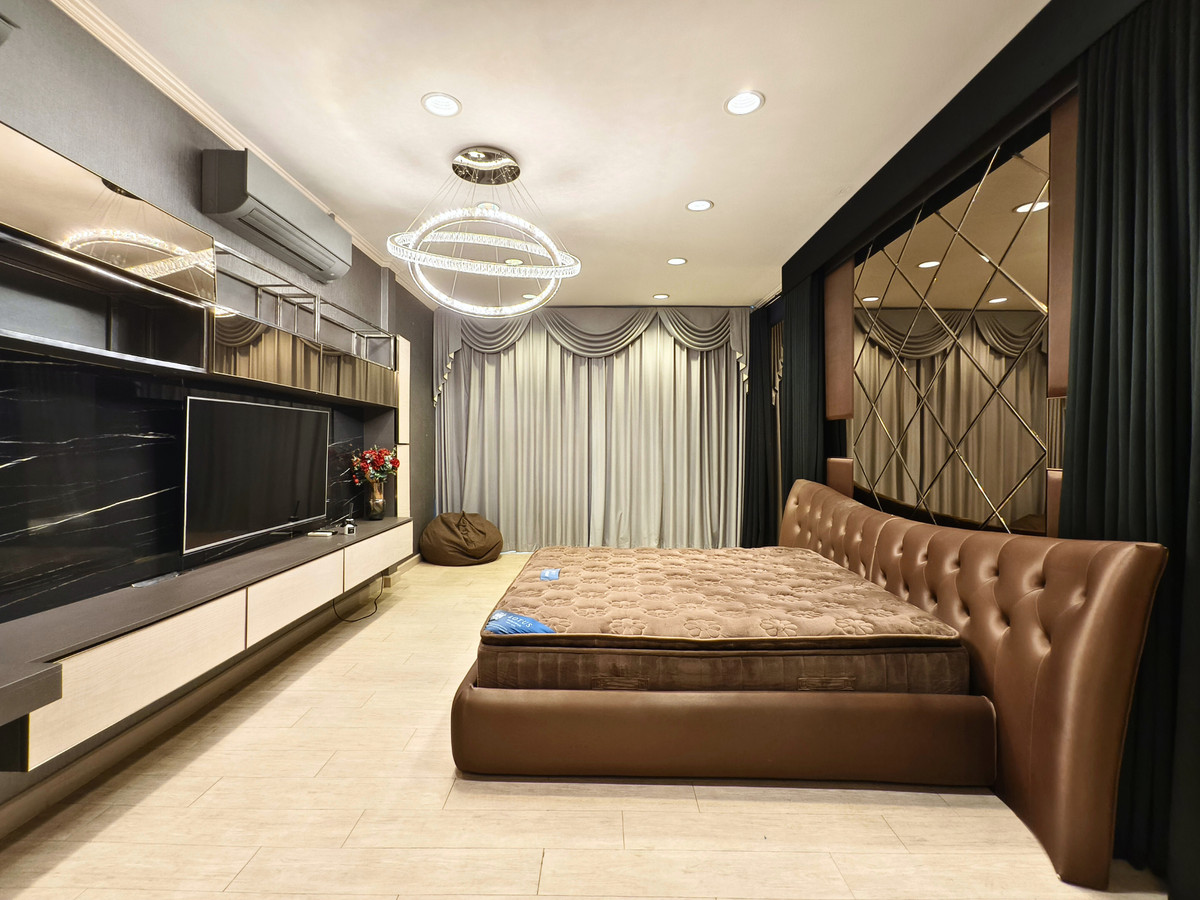 For RentHousePattanakan, Srinakarin : Rent: Detached House, Pattanakarn 50, with Solar Panels, No Maintenance Fees, Newly Renovated, 100 sq.wah, South Facing, 3 Bedrooms, 4 Bathrooms, Maid's Room, Built to Maximize Land Area.