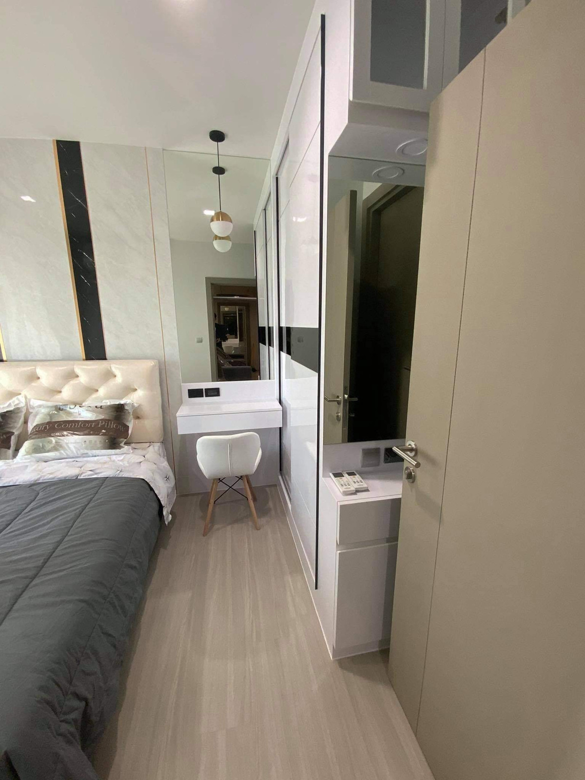 ให้เช่าคอนโดพระราม 9 เพชรบุรีตัดใหม่ RCA : 👑 Life Asoke - Rama9 | 2Bedroom (เตียง5ฟุต ทั้งสองห้อง) 1Bathroom | 36 sq.m. ครัวปิด 