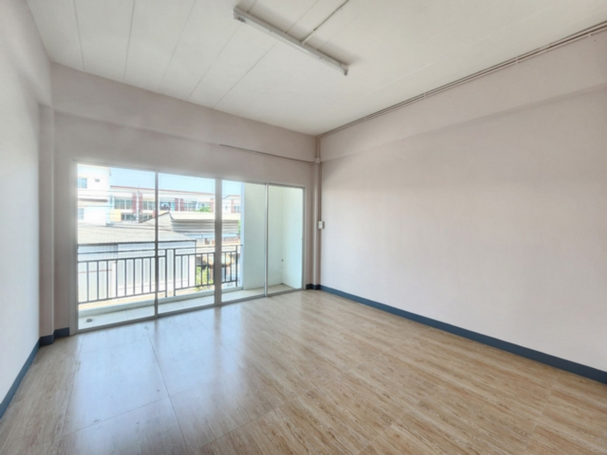 For RentShop HouseEakachai, Bang Bon : Commercial building for rent, 3 floors, front glass partition, room divider, Ekachai Road, near Wat Pho Chae. Suitable for a home office, wide road, easy parking.