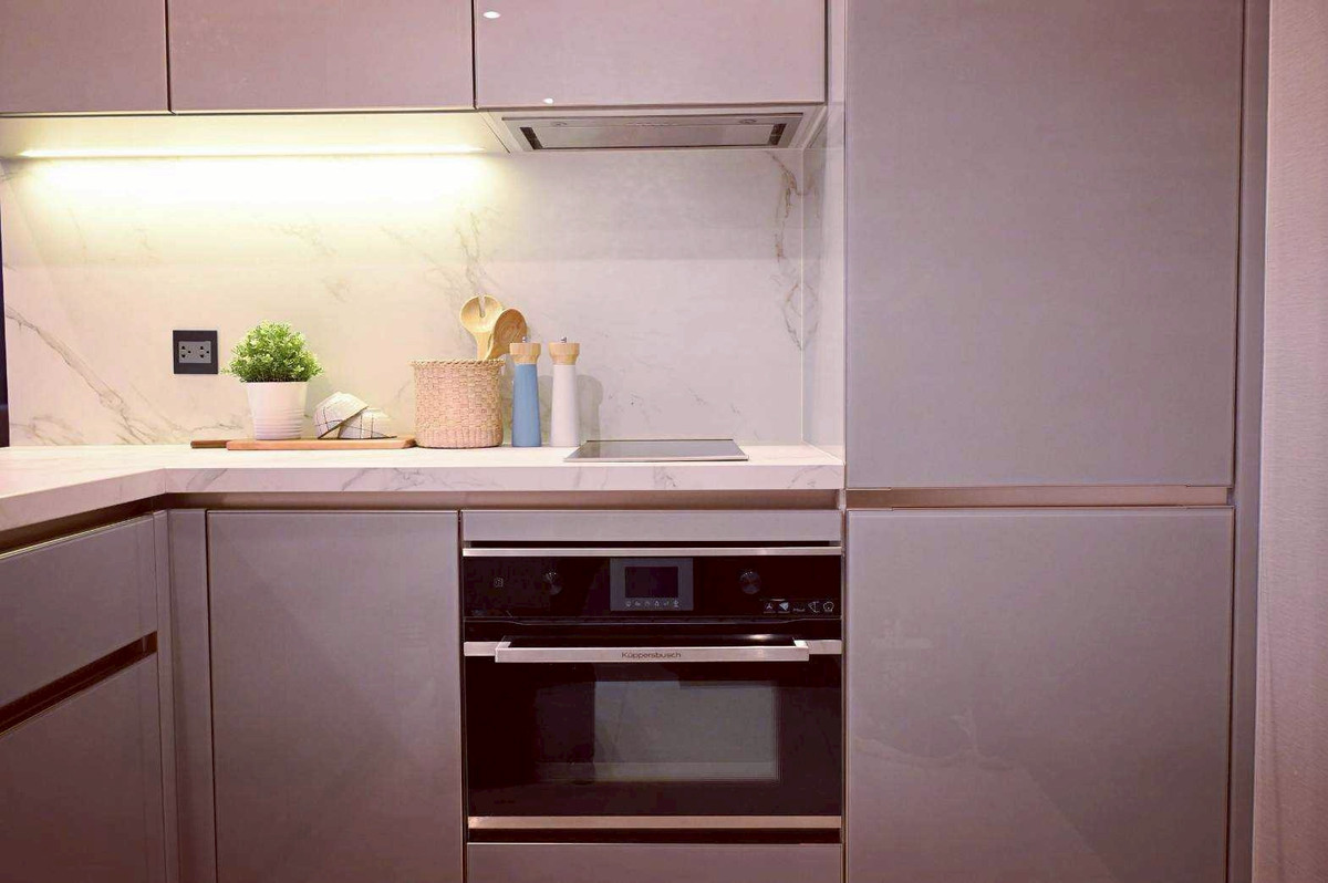 For RentCondoRama9, Petchburi, RCA : The Esse at Singha complex, large type room, middle floor, unblocked view, quiet room, urgent viewing appointment, call 063-384-4228