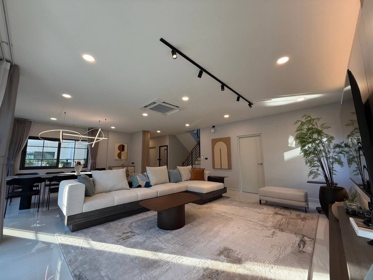 ให้เช่าบ้านบางนา แบริ่ง ลาซาล : centro bangna /5 ห้องนอน 5 ห้องน้ำ /140,000