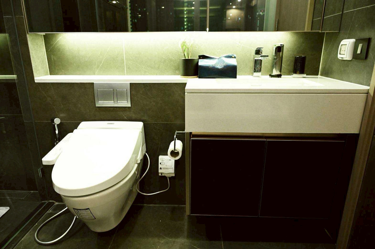 For RentCondoRama9, Petchburi, RCA : The Esse at Singha complex, large type room, middle floor, unblocked view, quiet room, urgent viewing appointment, call 063-384-4228