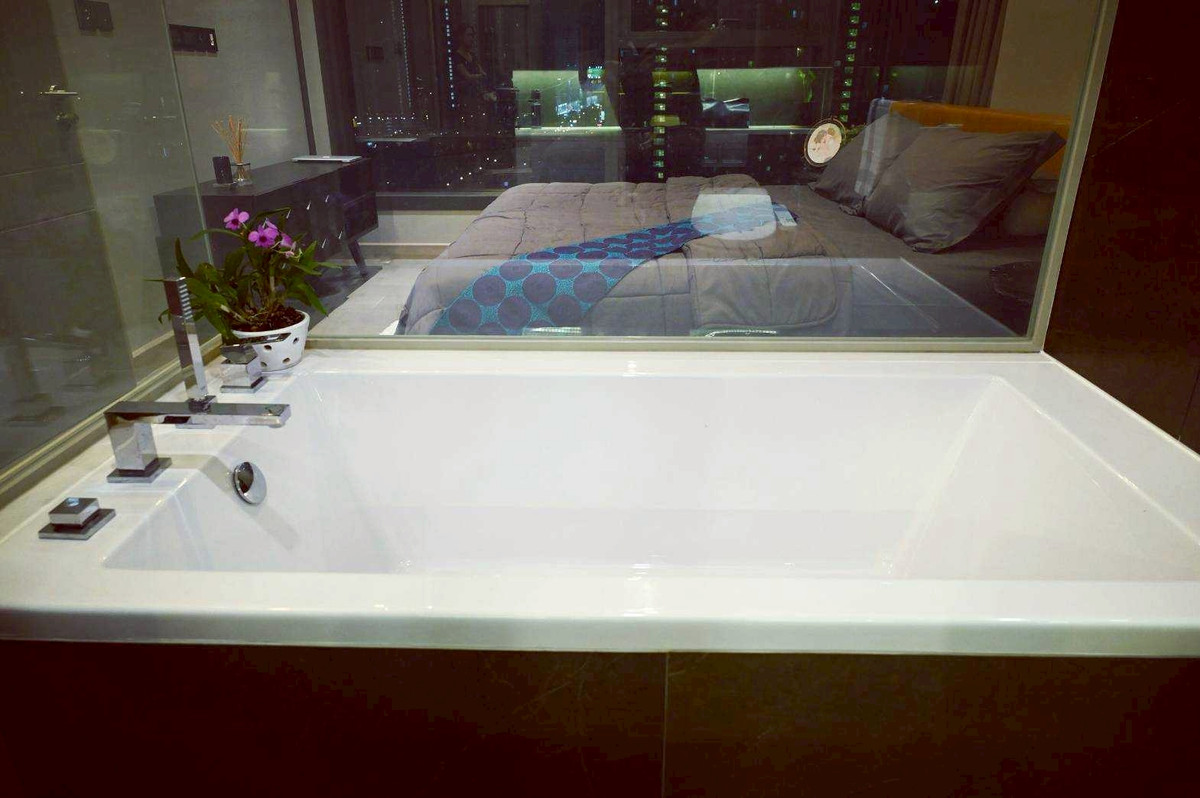 For RentCondoRama9, Petchburi, RCA : The Esse at Singha complex, large type room, middle floor, unblocked view, quiet room, urgent viewing appointment, call 063-384-4228