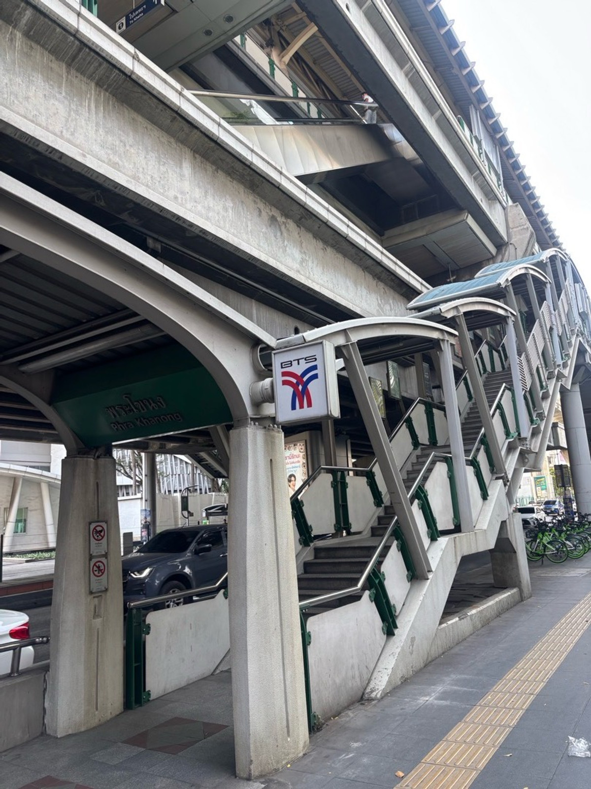 For RentShowroomOnnut, Udomsuk : 🚆 Commercial Space for Rent – Directly Connected to BTS Phra Khanong (0 meters!):200sqm :130,000THB/month