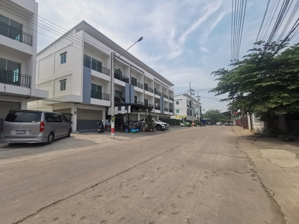 For RentShop HouseEakachai, Bang Bon : Commercial building for rent, 3 floors, front glass partition, room divider, Ekachai Road, near Wat Pho Chae. Suitable for a home office, wide road, easy parking.