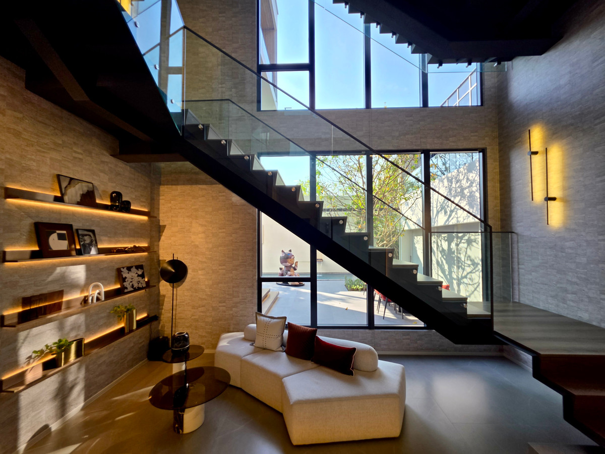 ขายบ้านลาดกระบัง สุวรรณภูมิ : ขาย โครงการ Vive กรุงเทพกรีฑา ตัดใหม่ บ้านเดี่ยว 3 ชั้น ที่ดินเริ่มต้น 130 ตารางวา 4 ห้องนอน 6 ห้องน้ำ ใกล้โรงเรียนนานาชาติชั้นนำ ติดต่อ 062-4468565 กี้