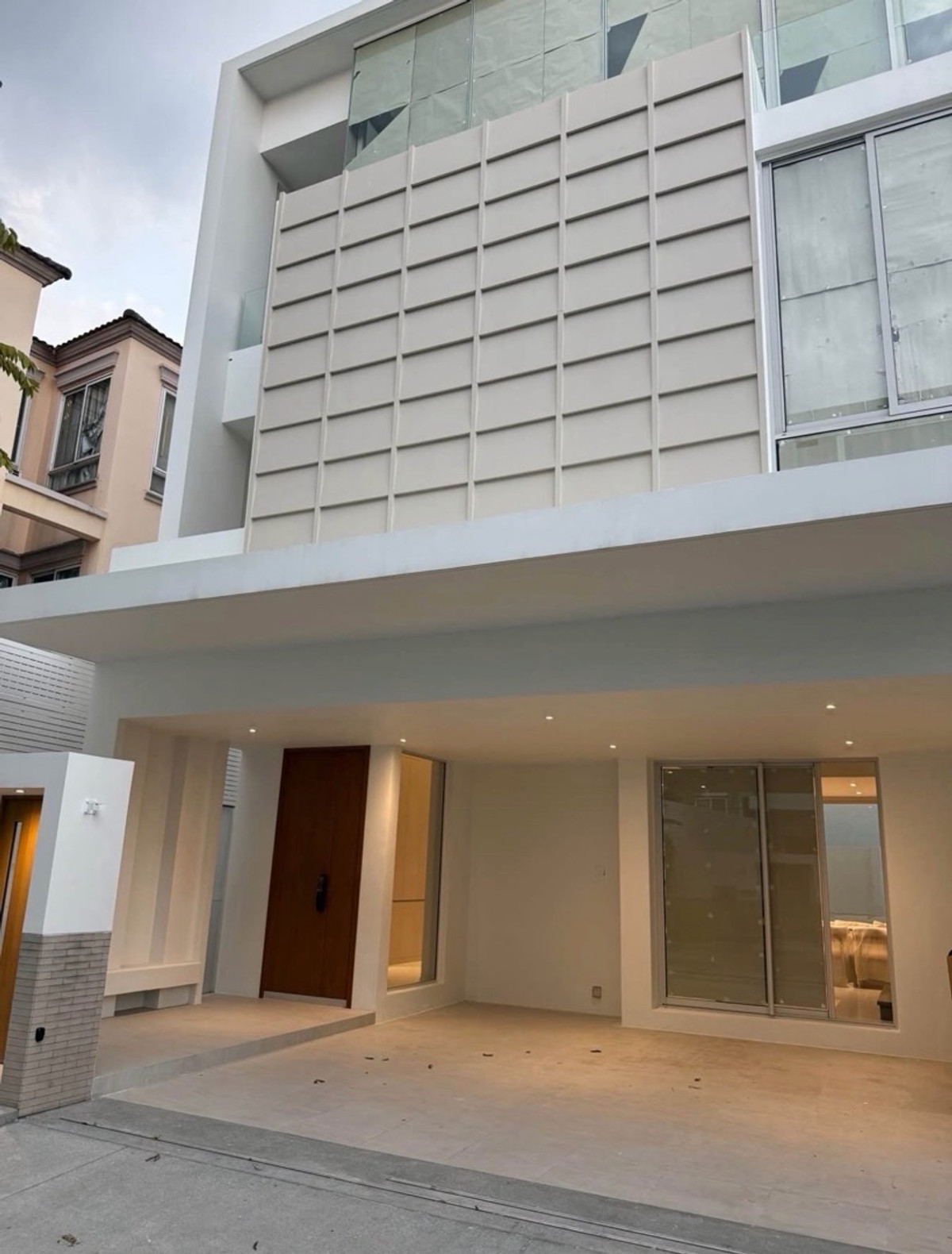 บ้านพระราม 9 เพชรบุรีตัดใหม่ RCA : บ้านเดี่ยวหรู ขนาดใหญ่ 409 ตร.ม โซนพระราม 9 – เอกมัย ทำเลหายาก เหมาะอยู่อาศัยระยะยาว เดินทางสะดวก