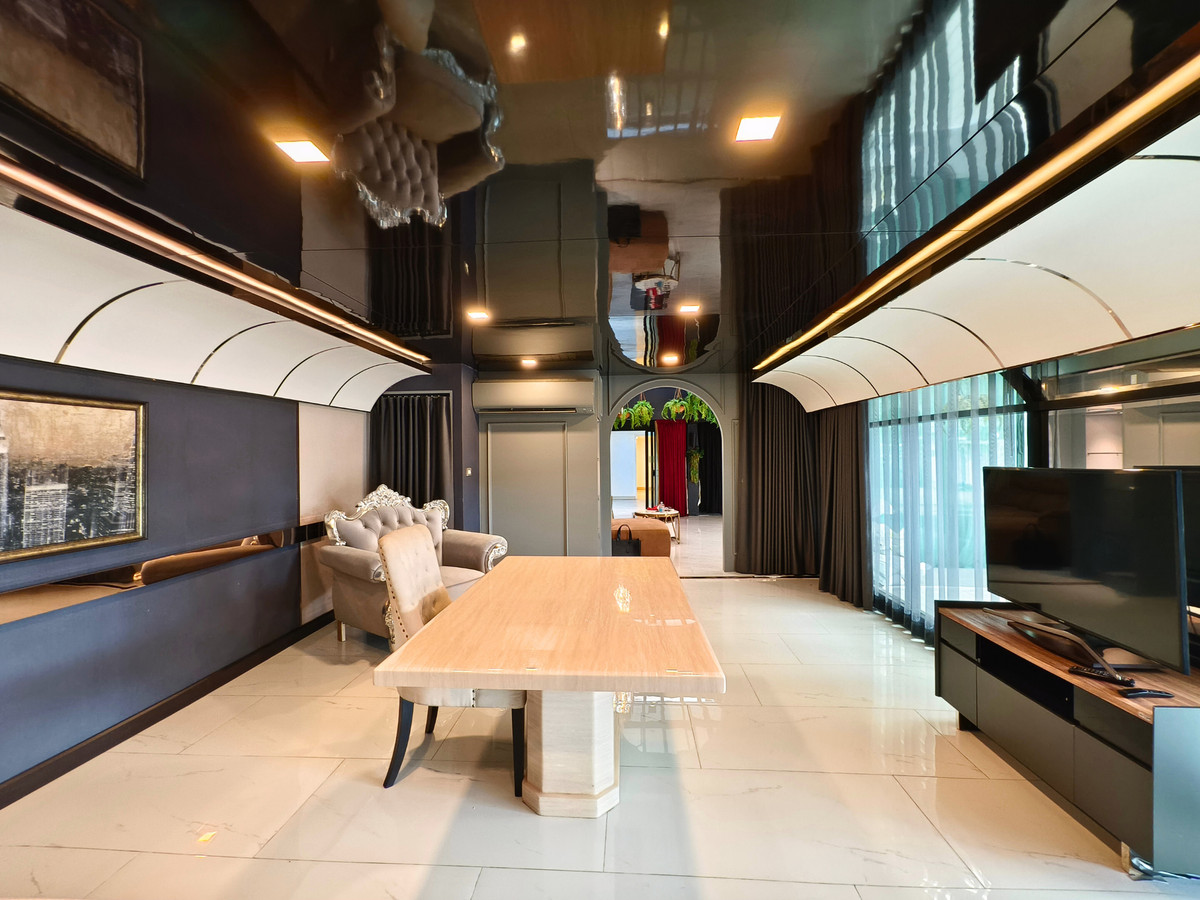 For RentHousePattanakan, Srinakarin : Rent: Detached House, Pattanakarn 50, with Solar Panels, No Maintenance Fees, Newly Renovated, 100 sq.wah, South Facing, 3 Bedrooms, 4 Bathrooms, Maid's Room, Built to Maximize Land Area.