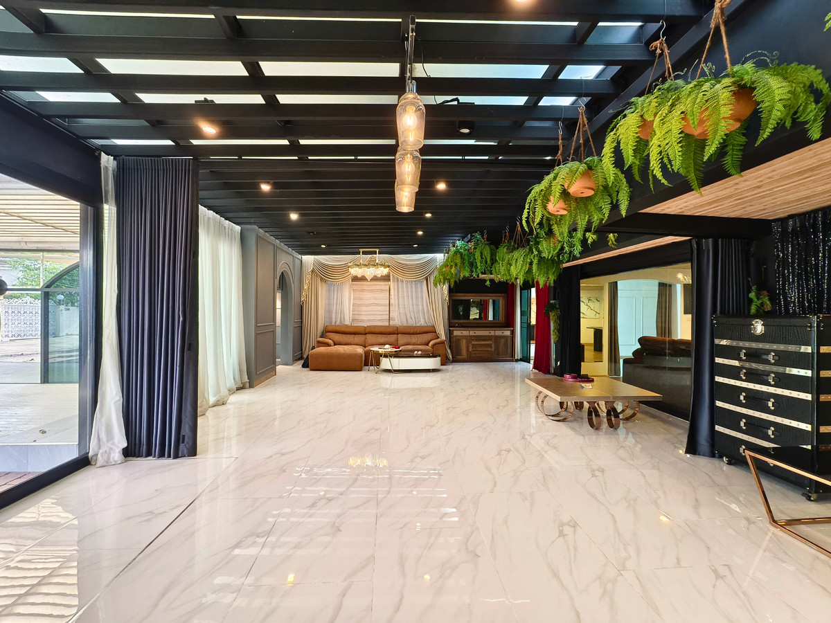 For RentHousePattanakan, Srinakarin : Rent: Detached House, Pattanakarn 50, with Solar Panels, No Maintenance Fees, Newly Renovated, 100 sq.wah, South Facing, 3 Bedrooms, 4 Bathrooms, Maid's Room, Built to Maximize Land Area.