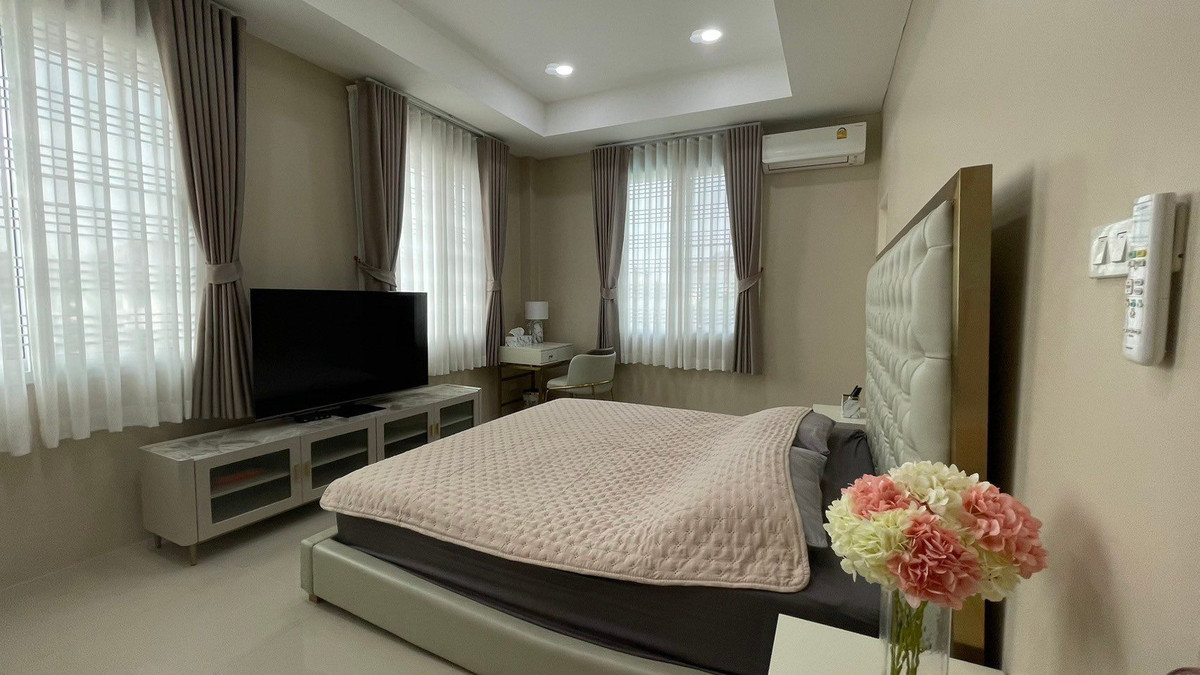 HouseNawamin, Ramindra : For sale - Rent a luxury house, 4 bedrooms, location near Sai Mai District Office. Condition is ready to move in. Got 1 rai of land with both a swimming pool and a private garden.