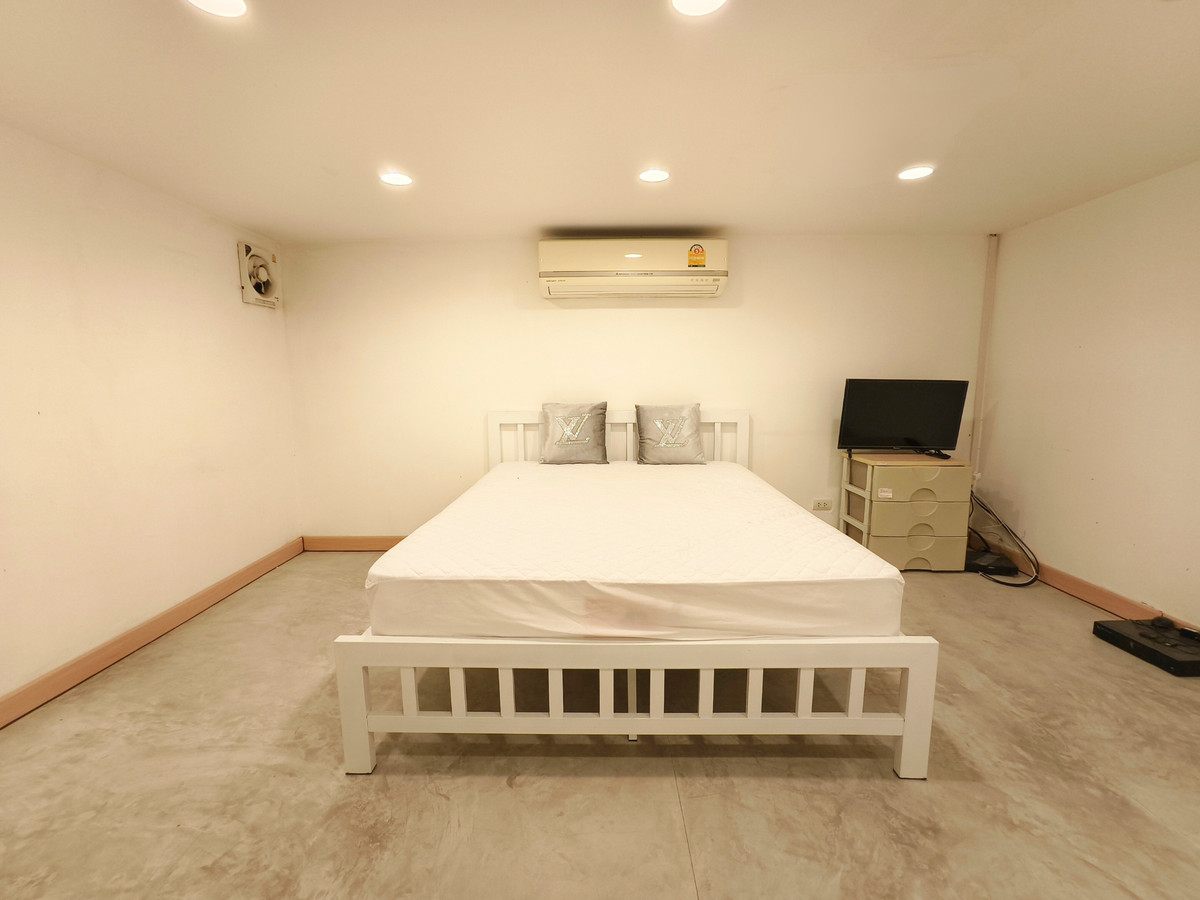 For RentHousePattanakan, Srinakarin : Rent: Detached House, Pattanakarn 50, with Solar Panels, No Maintenance Fees, Newly Renovated, 100 sq.wah, South Facing, 3 Bedrooms, 4 Bathrooms, Maid's Room, Built to Maximize Land Area.