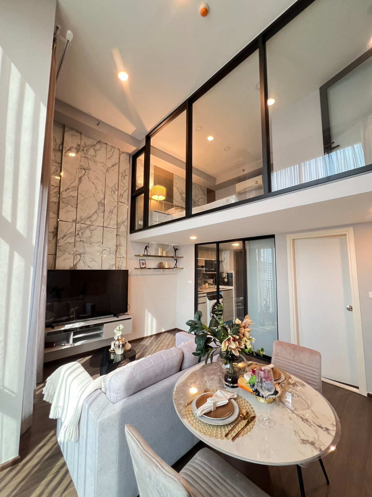 For RentCondoRama9, Petchburi, RCA : 1 Bedroom Duplex, fully furnished, near MRT Rama 9.