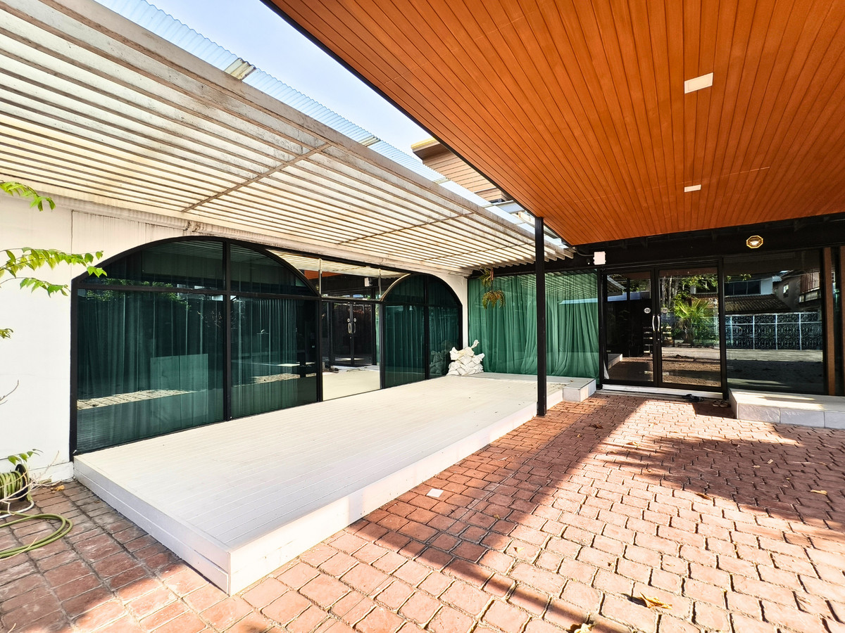 For RentHousePattanakan, Srinakarin : Rent: Detached House, Pattanakarn 50, with Solar Panels, No Maintenance Fees, Newly Renovated, 100 sq.wah, South Facing, 3 Bedrooms, 4 Bathrooms, Maid's Room, Built to Maximize Land Area.