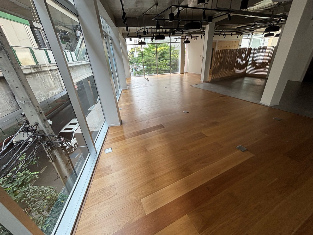 ให้เช่าโชว์รูมอ่อนนุช อุดมสุข : 🚆 ให้เช่าพื้นที่เชิงพาณิชย์ ติด BTS พระโขนง (0 เมตร!)📍 ทำเลทอง ใจกลางสุขุมวิท🏢 ชั้น 3 :200sqm : 130,000THB/month