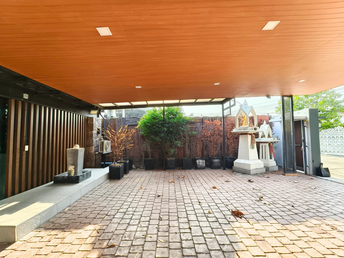 For RentHousePattanakan, Srinakarin : Rent: Detached House, Pattanakarn 50, with Solar Panels, No Maintenance Fees, Newly Renovated, 100 sq.wah, South Facing, 3 Bedrooms, 4 Bathrooms, Maid's Room, Built to Maximize Land Area.