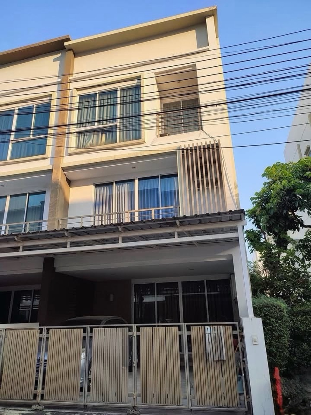 ขายทาวน์โฮมลาดพร้าว เซ็นทรัลลาดพร้าว : ขายทาวน์โฮม ใกล้ MRT ลาดพร้าว 200 ม. ลุมพินี ทาวน์ เรสซิเดนซ์ ลาดพร้าว 21 เหมาะอยู่อาศัยหรือทำออฟฟิศ