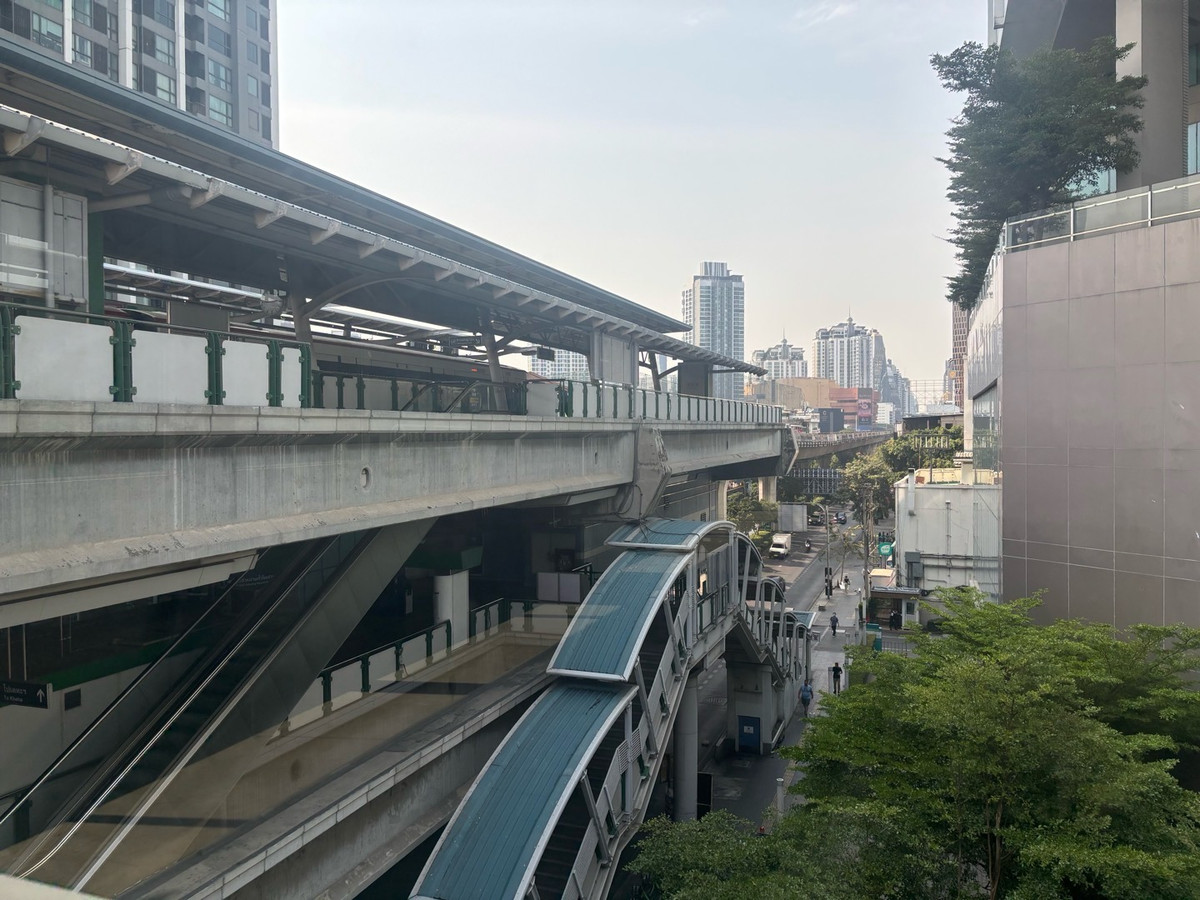 For RentShowroomOnnut, Udomsuk : 🚆 Commercial Space for Rent – Directly Connected to BTS Phra Khanong (0 meters!):200sqm :130,000THB/month