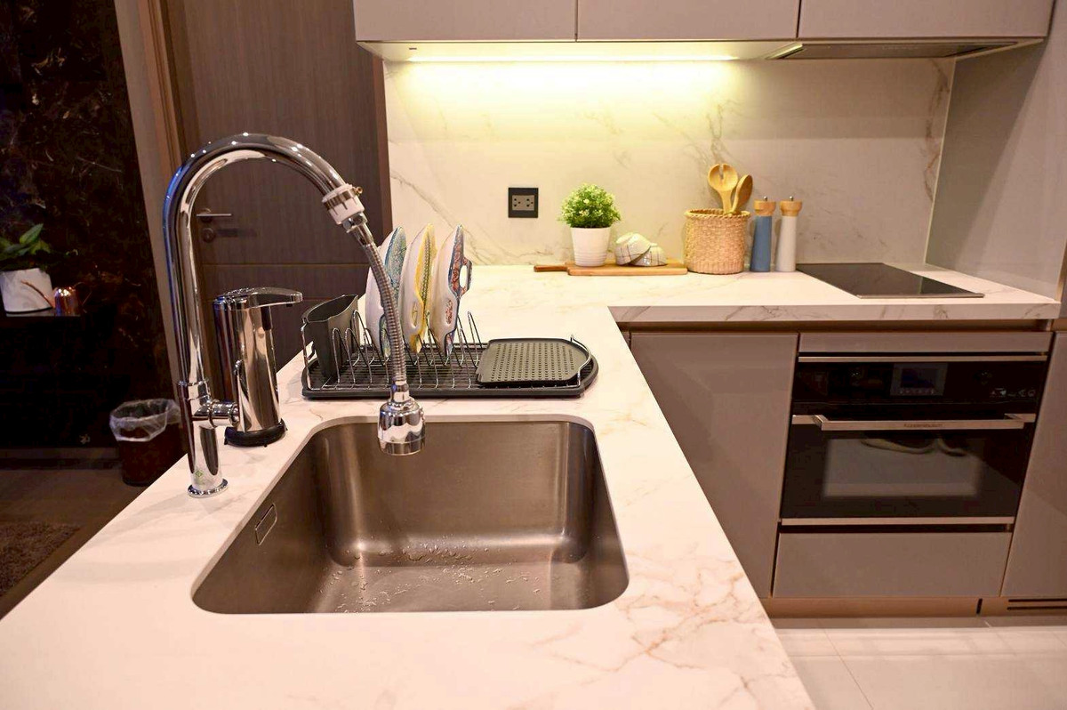 For RentCondoRama9, Petchburi, RCA : The Esse at Singha complex, large type room, middle floor, unblocked view, quiet room, urgent viewing appointment, call 063-384-4228