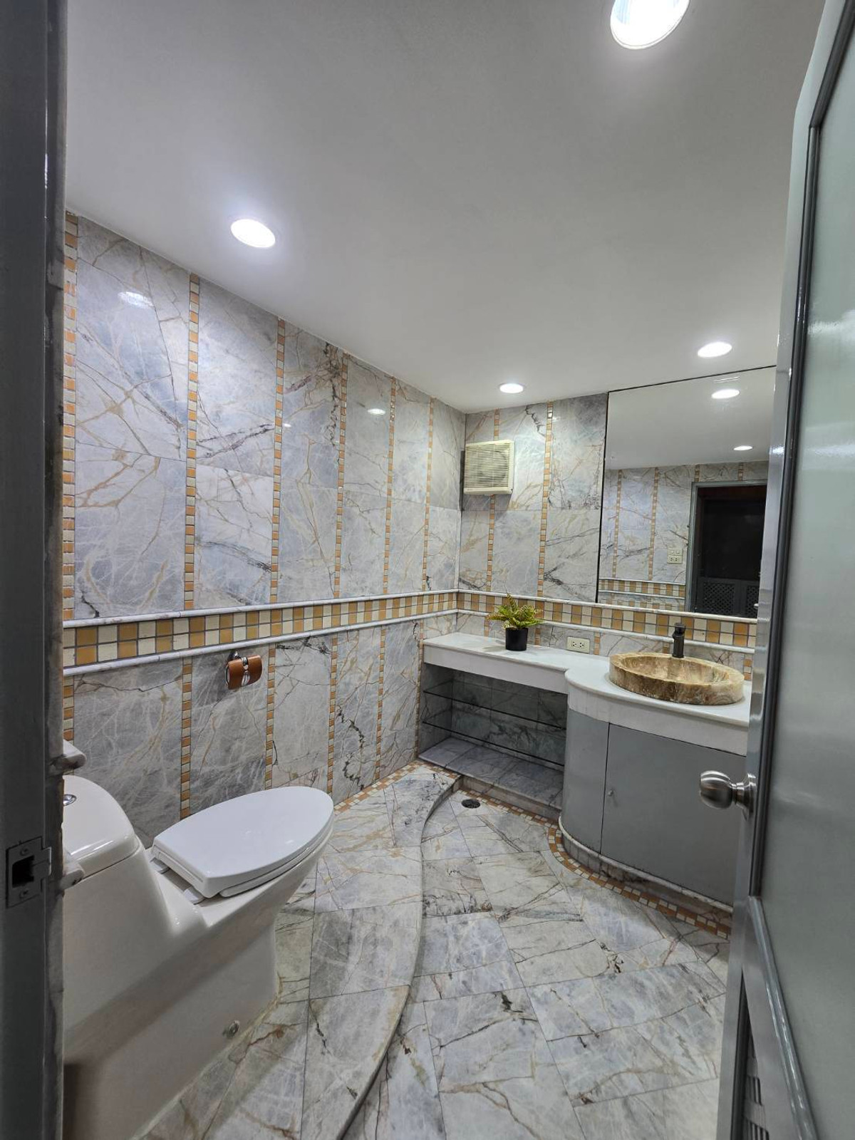 ให้เช่าคอนโดวิทยุ ชิดลม หลังสวน : 🏙️ ให้เช่า Luxury Condo ขนาดใหญ่ใจกลางชิดลม | ห้องใหม่ ไม่เคยใช้งาน