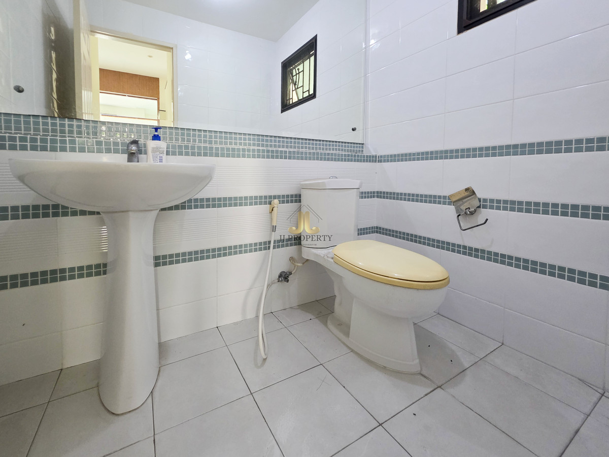 For SaleHouseSeri Thai, Ramkhamhaeng Nida : Single house in the Seri Thai area, near the expressway, Synphaet Hospital. Fashion Island Mall