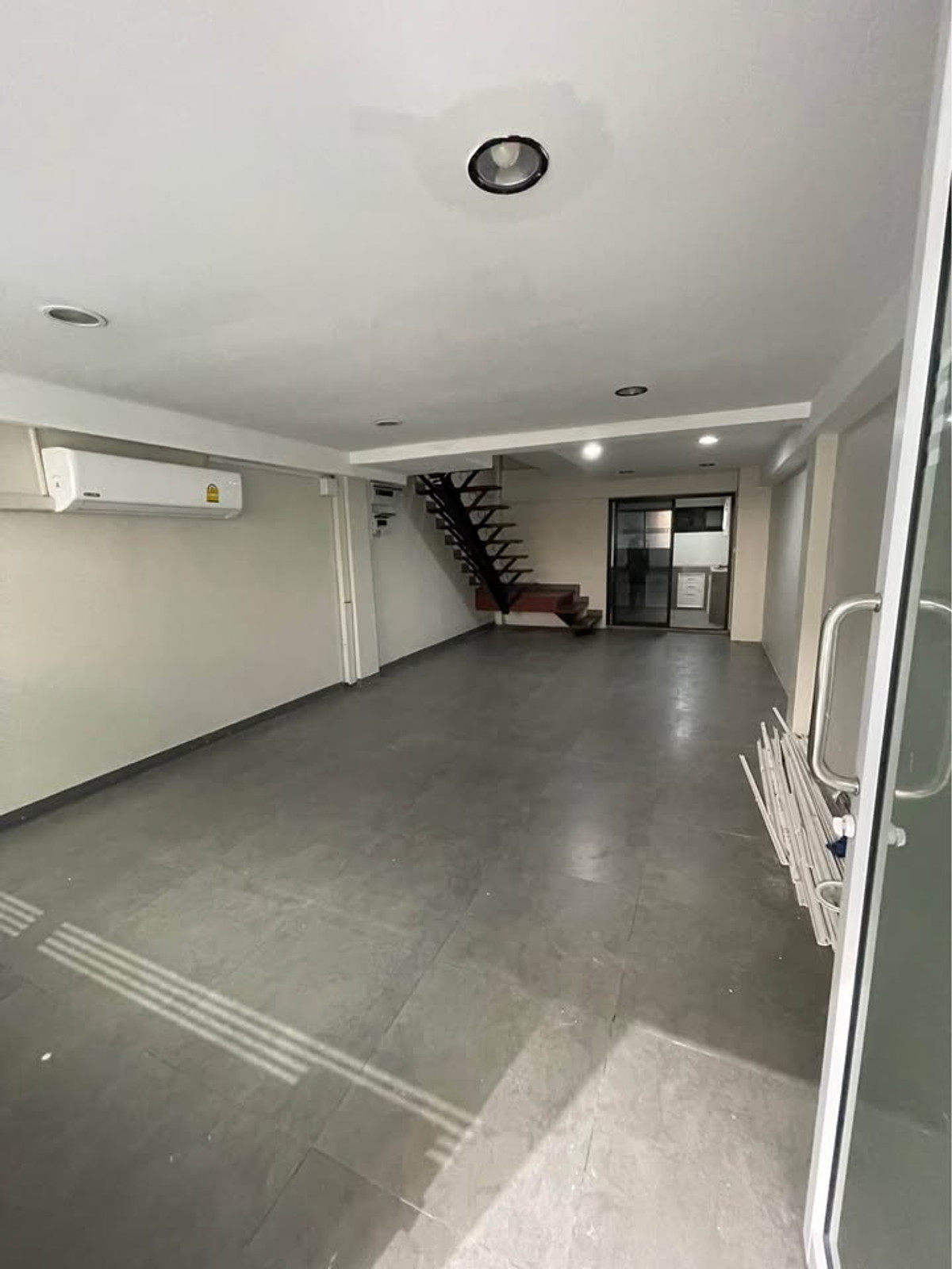 ให้เช่าบ้านสะพานควาย จตุจักร : Home Office + Warehouse ใกล้สวนจตุจักร รถไฟฟ้าใต้ดิน เข้าออกถนนได้ 3 เส้น 