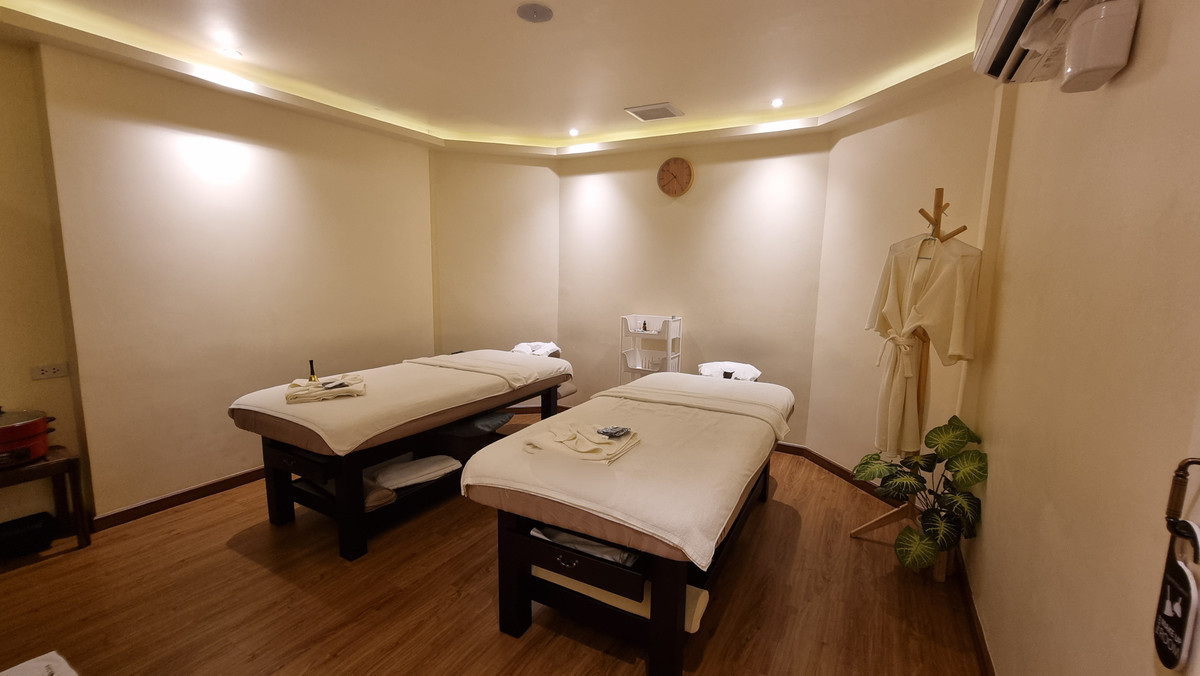 For RentRetail SpaceSukhumvit, Asoke, Thonglor : For rent, Spa Thonglor, a 3-story townhouse, size 400 sq m.