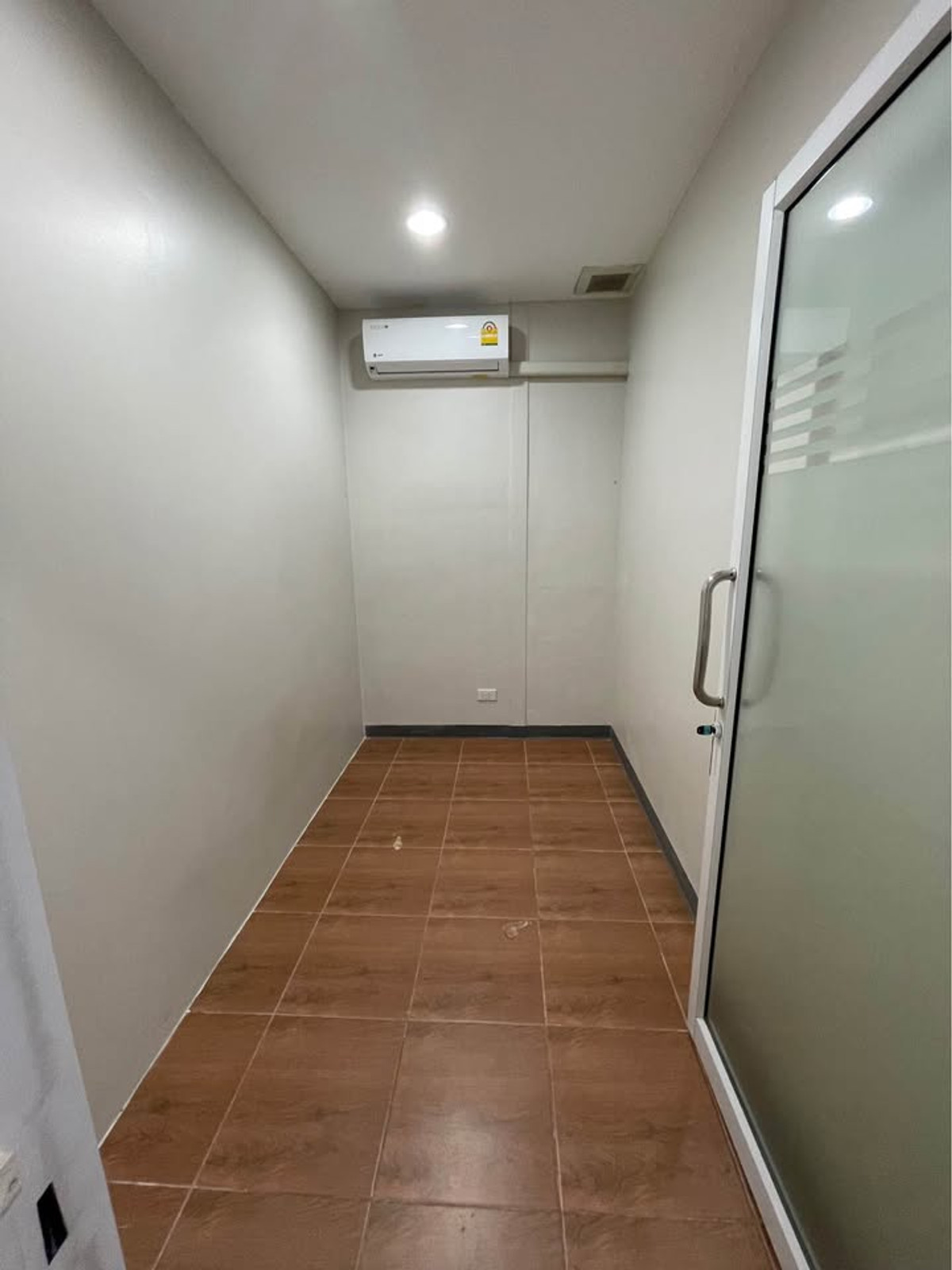 ให้เช่าบ้านลาดพร้าว เซ็นทรัลลาดพร้าว : ทาวน์โฮม 5 ชั้น เหมาะทำออฟฟิศ ถนนลาดพร้าวซอย 18 ใกล้ MRTลาดพร้าว 