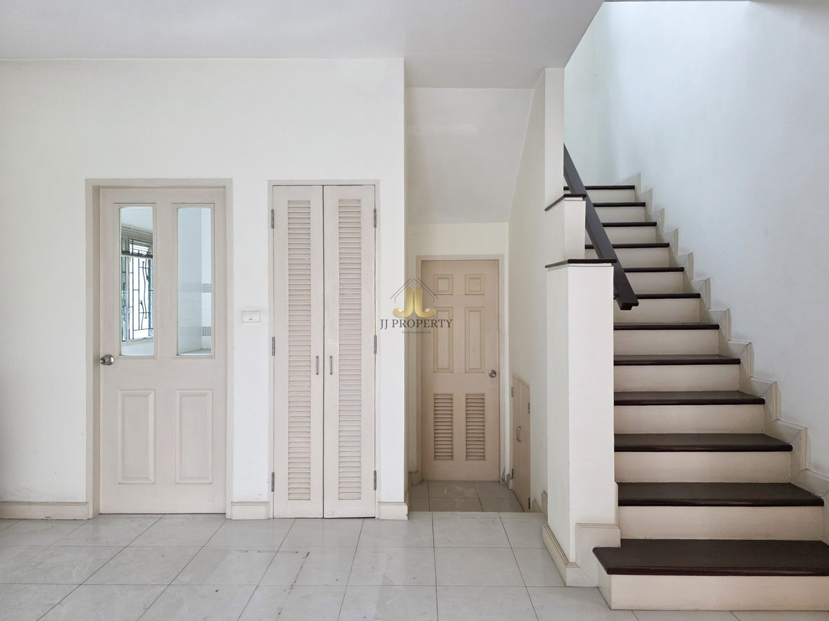 For SaleHouseSeri Thai, Ramkhamhaeng Nida : Single house in the Seri Thai area, near the expressway, Synphaet Hospital. Fashion Island Mall