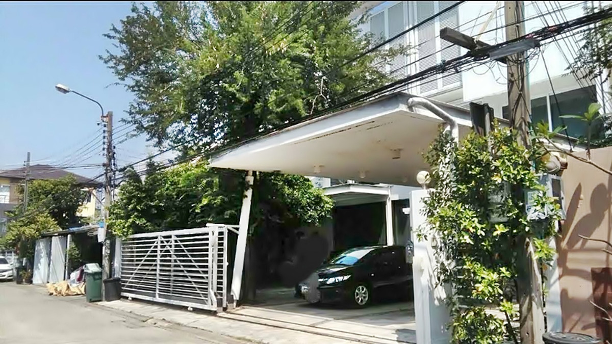 Shop HouseOnnut, Udomsuk : Standalone Building near BTS Onnut and Sukhumvit 50 Express Way