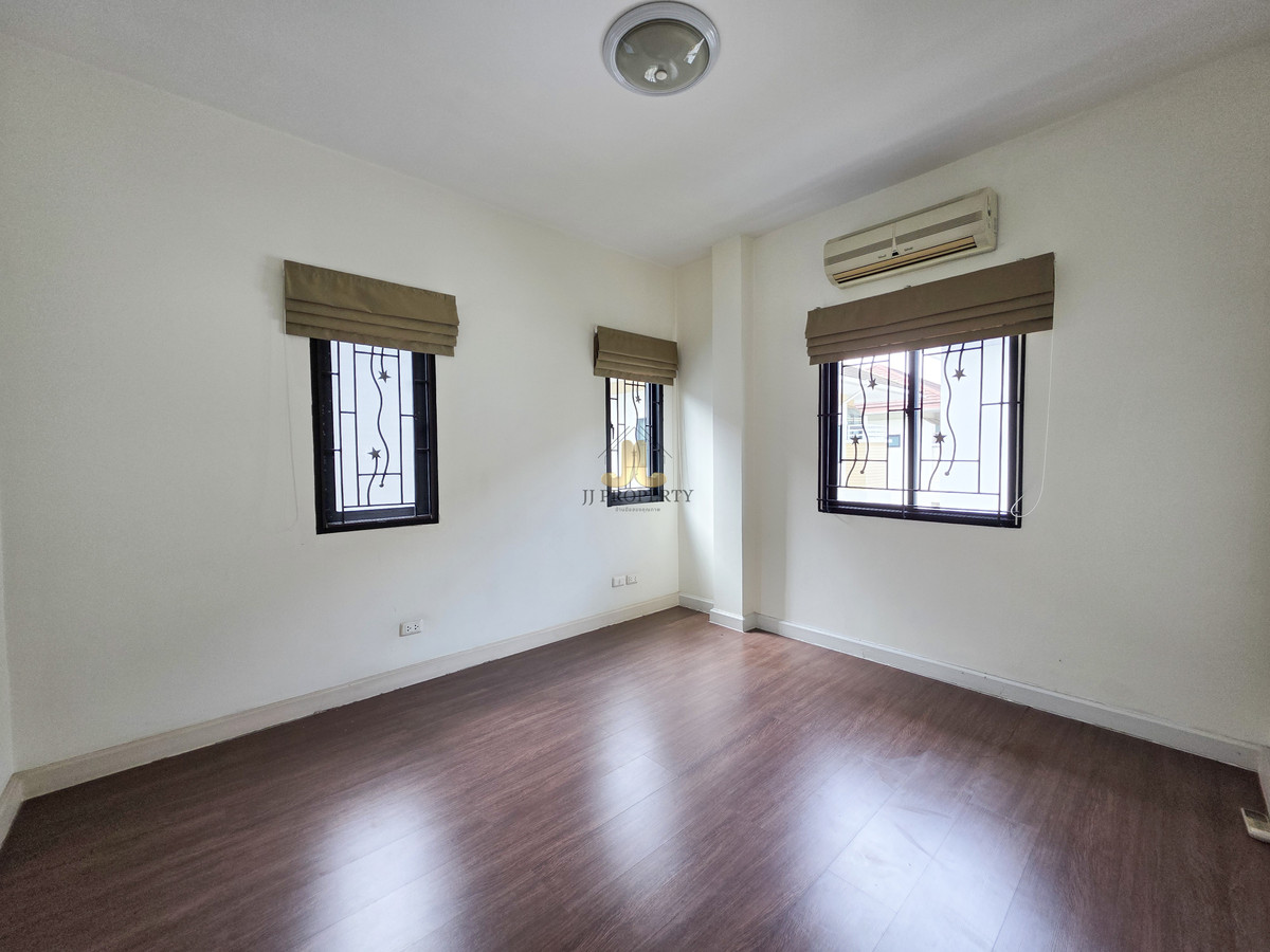 For SaleHouseSeri Thai, Ramkhamhaeng Nida : Single house in the Seri Thai area, near the expressway, Synphaet Hospital. Fashion Island Mall