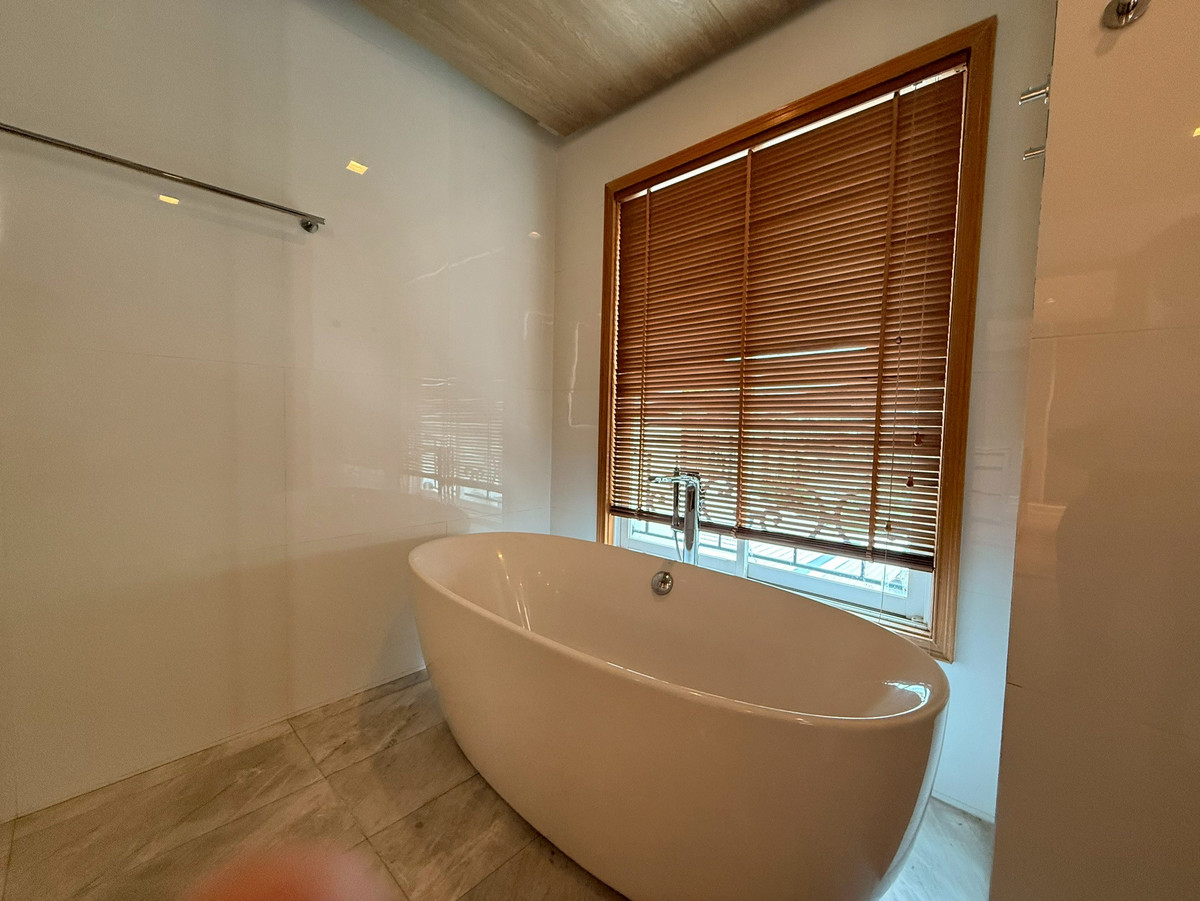 ขายคอนโดสุขุมวิท อโศก ทองหล่อ : คอนโดหรูห้องใหญ่ 2 ห้องนอน ที่ La Vie En Rose Sukhumvit 36, Contact 062-496-6454