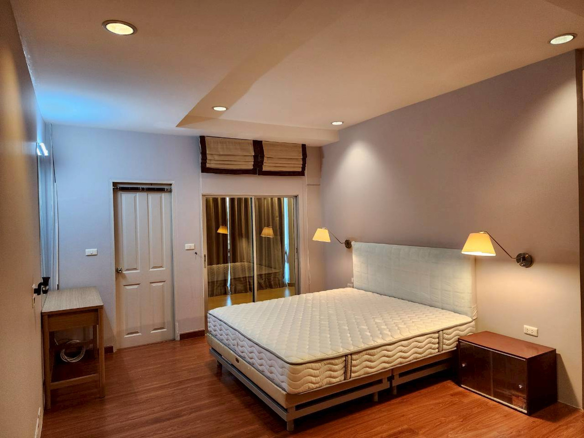 For SaleTownhomeThaphra, Talat Phlu, Wutthakat : 3-story townhome in the heart of Sathorn-Taksin area, near BTS Wutthakat.