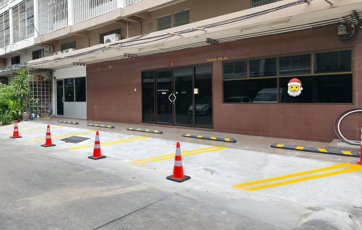 For RentHome OfficeOnnut, Udomsuk : 🏢Home Office / Office / Storefront for rent ✨ Can be renovated | Can be registered | Plenty of parking Usable area approximately 175–200 sq m (2 floors) 💰 Rent 60,000 baht / month