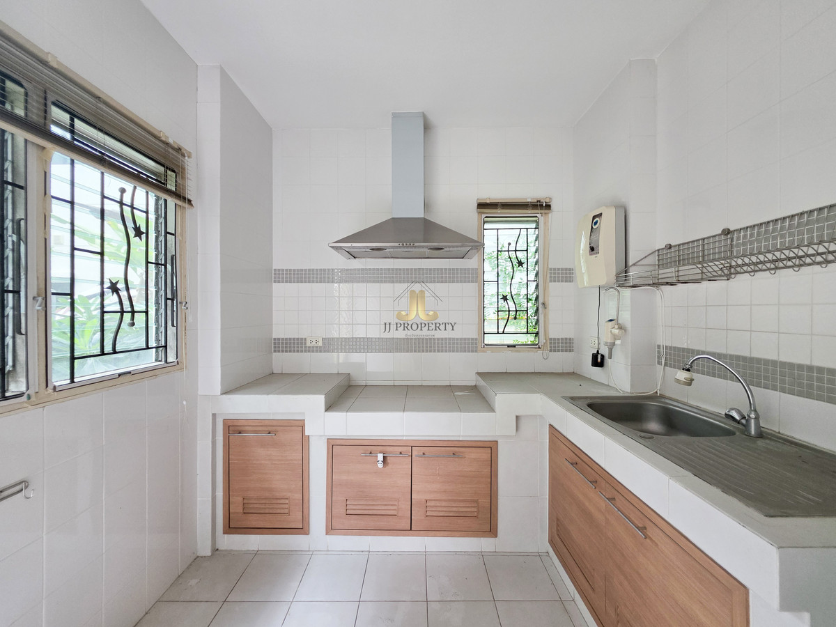 For SaleHouseSeri Thai, Ramkhamhaeng Nida : Single house in the Seri Thai area, near the expressway, Synphaet Hospital. Fashion Island Mall