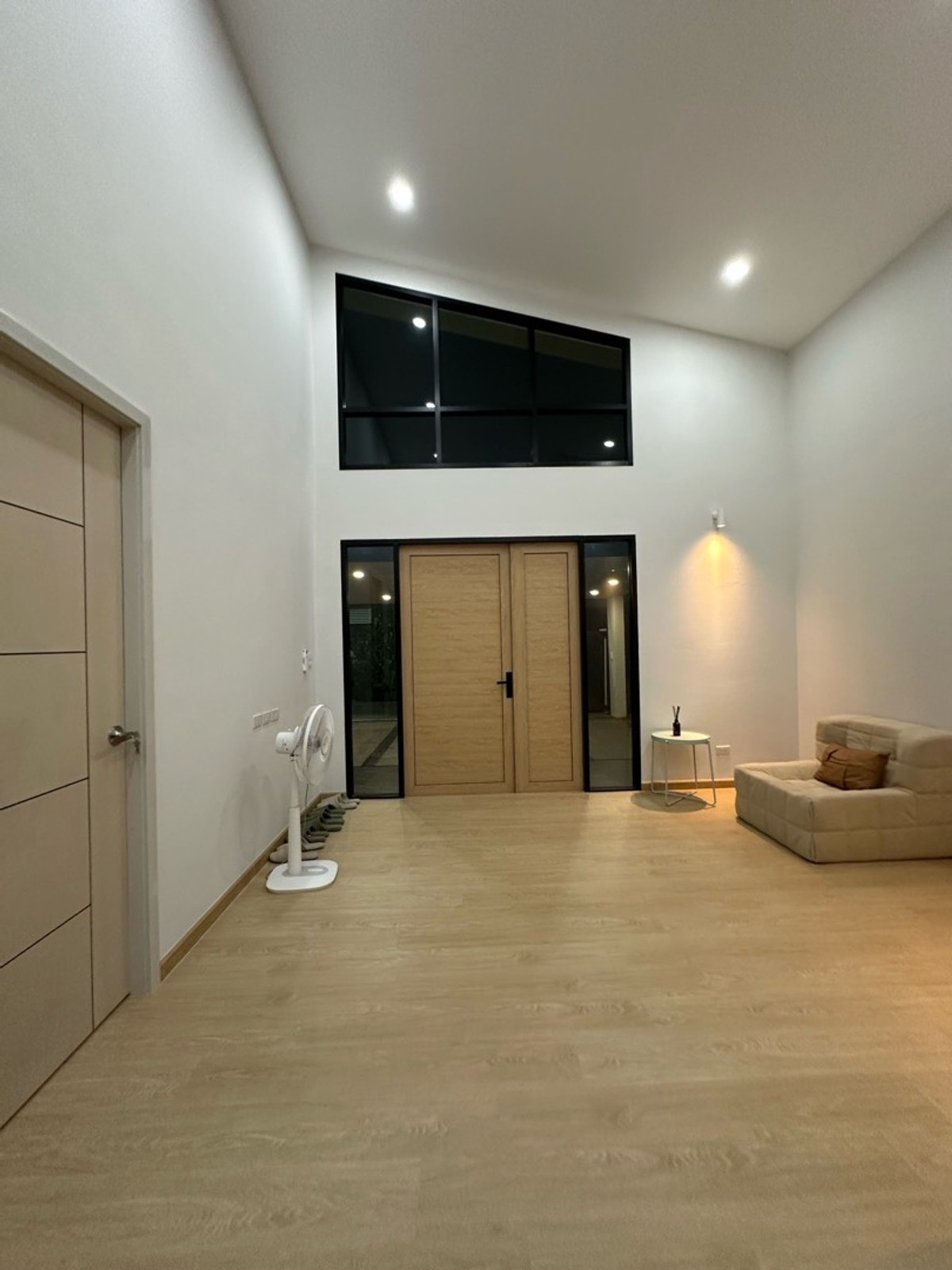 ขายบ้านเกษตร นวมินทร์ ลาดปลาเค้า : ขายบ้านชั้นเดียว รีโนเวทใหม่ทั้งหลัง
หลังมุม สภาพแวดล้อมดี 
นวมินทร์68 แยก6 ขนาด 51.2 ตรว.