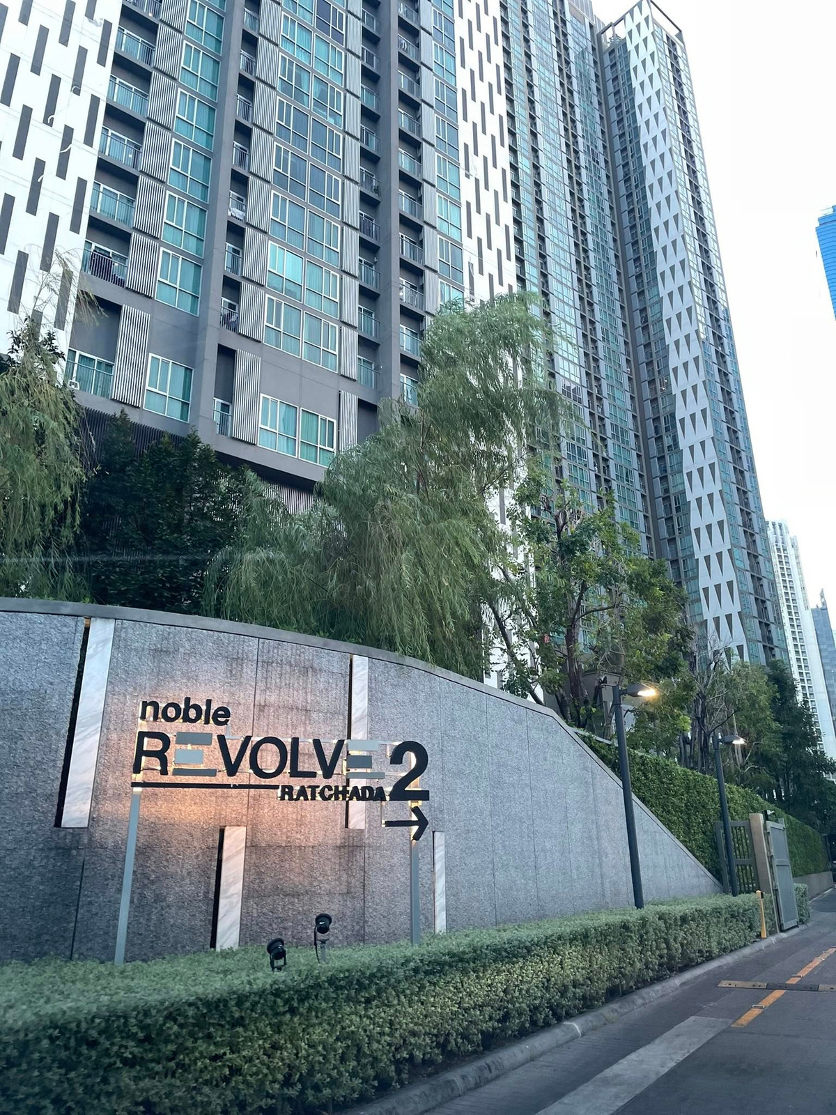 For SaleCondoRatchadapisek, Huaikwang, Suttisan : Noble Revolve Ratchada 2 / 2 Bedrooms (FOR SALE), Noble Revolve Ratchada 2 / 2 Bedrooms (For Sale) TARN243