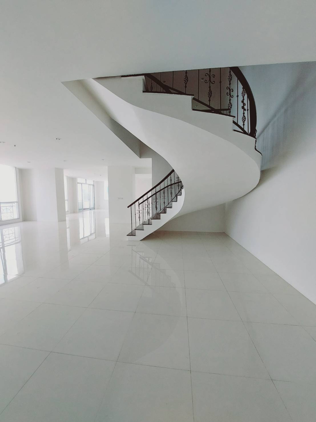 ขายคอนโดสุขุมวิท อโศก ทองหล่อ : Duplex Penthouse in Asoke for sale, best price, highest floor, city view