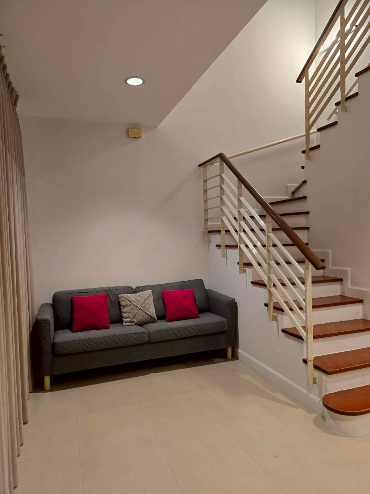 For SaleTownhomeThaphra, Talat Phlu, Wutthakat : 3-story townhome in the heart of Sathorn-Taksin area, near BTS Wutthakat.