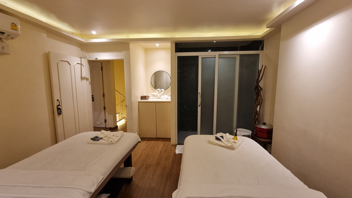 For RentRetail SpaceSukhumvit, Asoke, Thonglor : For rent, Spa Thonglor, a 3-story townhouse, size 400 sq m.